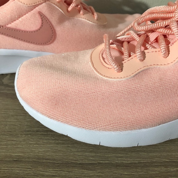 BRAND NEW NIKE TANJUN SE - Picture 2 of 4